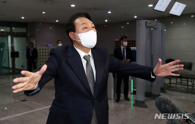 ▲ 윤석열 대통령이 27일 서울 용산 대통령실 청사로 출근하며 취재진 질문에 답하고 있다. ⓒ뉴시스