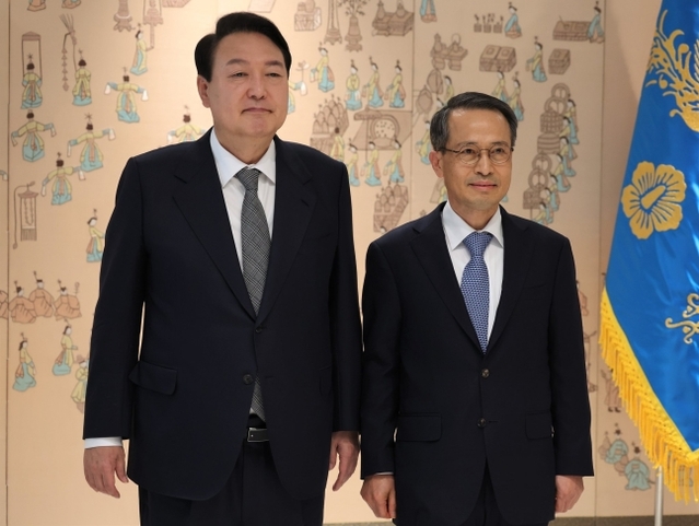 ▲ 윤석열 대통령(왼쪽)이 27일 서울 용산구 대통령실 청사에서 김규현 국정원장에게 임명장을 수여하고 기념촬영을 하고 있다. ⓒ대통령실