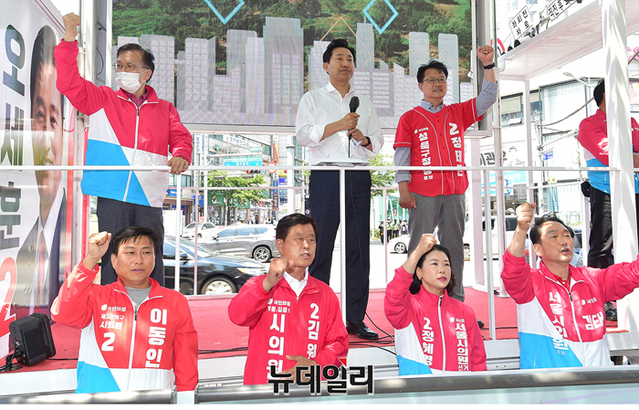 ▲ 오세훈 국민의힘 서울시장 후보가 사전투표가 시작된 27일 오후 서울 성북구 성신여대 입구에서 열린 합동유세에 지지호소를 하고 있다. ⓒ정상윤 기자