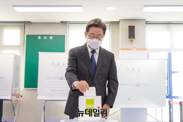 ▲ 이재명 더불어민주당 인천 계양을 국회의원 보궐선거 후보가 사전투표가 시작된 27일 오전 인천 계양구 계산4동 행정복지센터에서 투표를 하고 있다.  ⓒ뉴데일리(사진=이재명 캠프)