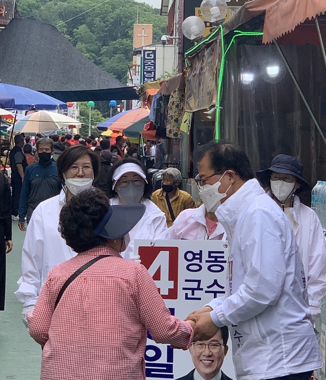 정일택 충북 영동군수 후보가 전통시장에서 어른신을 만나 반갑게 인사를 하고 있다.ⓒ정일택 후보 선거 캠프