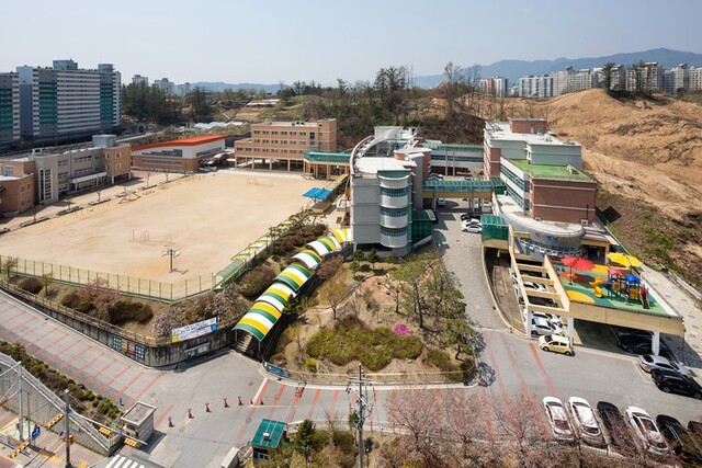 ▲ 과밀학급으로 1001명의 학생이 재학중인 충북 제천 장락초등학교.ⓒ제천 장락초등학교