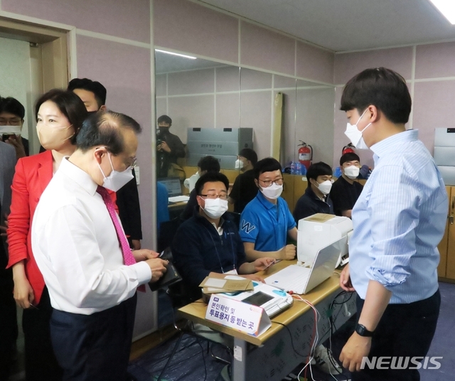 ▲ 제8회 전국동시지방선거 사전투표 마지막 날인 28일 오전 인천 계양구 계산2동 행정복지센터 3층 투표소에서 국민의힘 이준석 대표와 윤형선 후보가 신원을 확인하고 있다. ⓒ뉴시스