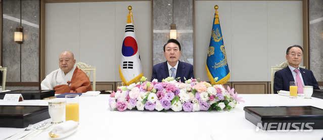 ▲ 윤석열 대통령이 28일 서울 용산 대통령실 청사에서 열린 7대 종단 지도자 오찬에서 발언하고 있다. ⓒ뉴시스