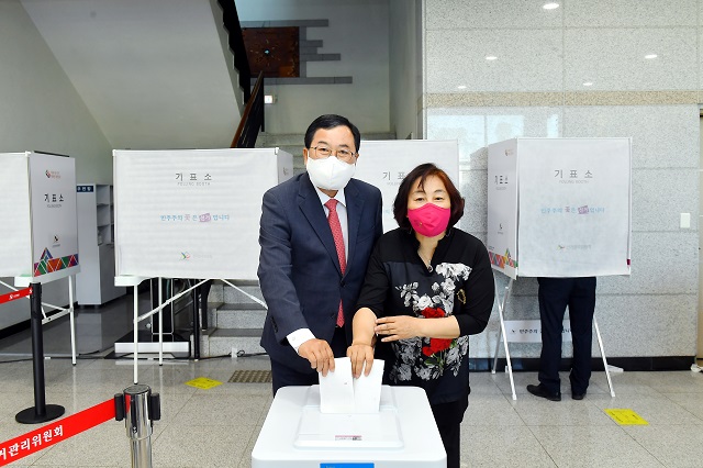 ▲ 주낙영 경주시장 후보가 지난 27일 부인 김은미씨와 함께 경주농업인회관에 마련된 6.1지방선거 사전투표장에서 한표를 행사하고 있다.ⓒ주낙영후보실