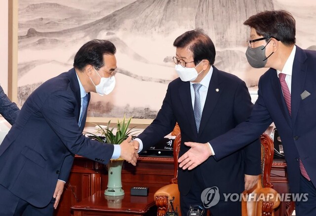 ▲ 박병석 국회의장과 더불어민주당 박홍근 원내대표, 국민의힘 권성동 원내대표가 29일 오전 여·야·정 추경 협의를 위해 국회 의장실에서 만나 인사를 나누고 있다.ⓒ연합뉴스