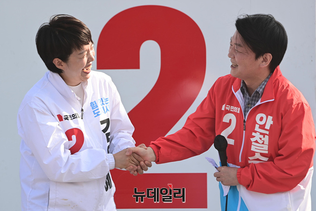 ▲ 김은혜 국민의힘 경기지사 후보(왼쪽), 안철수 분당갑 국회의원 후보가 28일 오후 경기 고양시 노래하는분수대에서 열린 유세에서 만나 손을 잡으며 인사를 하고 있다.ⓒ경기 고양=강민석 기자