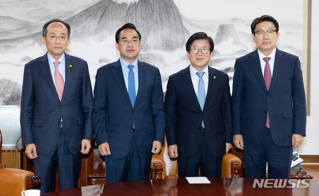 ▲ (왼쪽부터)추경호 경제부총리 겸 기획재정부 장관, 박홍근 더불어민주당 원내대표, 박병석 국회의장, 권성동 국민의힘 원내대표가 29일 서울 여의도 국회 의장실에서 추경안 논의를 위한 회동을 하고 있다.ⓒ뉴시스(사진=공동취재단)