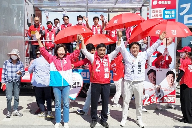 ▲ 김영환 국민의힘 후보(우)가 29일 진천에서 나경원 후보(좌), 김경희 진천군수 후보와 합동유세를 하고 있다.ⓒ김영환 후보 선거 캠프