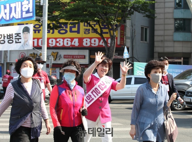 ▲ 강 후보는 “교육 정책은 지속 가능한 체계를 가지고 꾸준하게 그리고 지속해서 실천해야 의미와 성과가 있다고 생각한다. 따라서 2기에는 1기의 정책성과를 바탕으로 더 내실 있게 운영해 나갈 생각이다”고 말했다.ⓒ뉴데일리