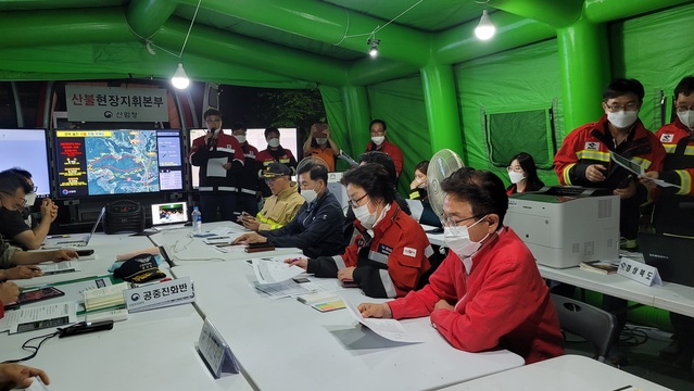 ▲ 국민의힘 소속 기호 2번 이철우 경북도지사 후보가 28일 밤 9시경 울진 산불지휘본부를 방문해 산불진화 상황을 점검했다.ⓒ이철우 후보 사무소