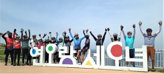 ▲ 경상북도는 지난 3월 발생한 대형 산불로 어려움을 겪고 있는 울진의  피해 조기 극복을 돕기 위해 ‘힘내라 울진, 사랑의 자전거 라이딩’ 여행 상품을 지난 28일부터 29일까지 양 일간 진행했다.ⓒ경북도