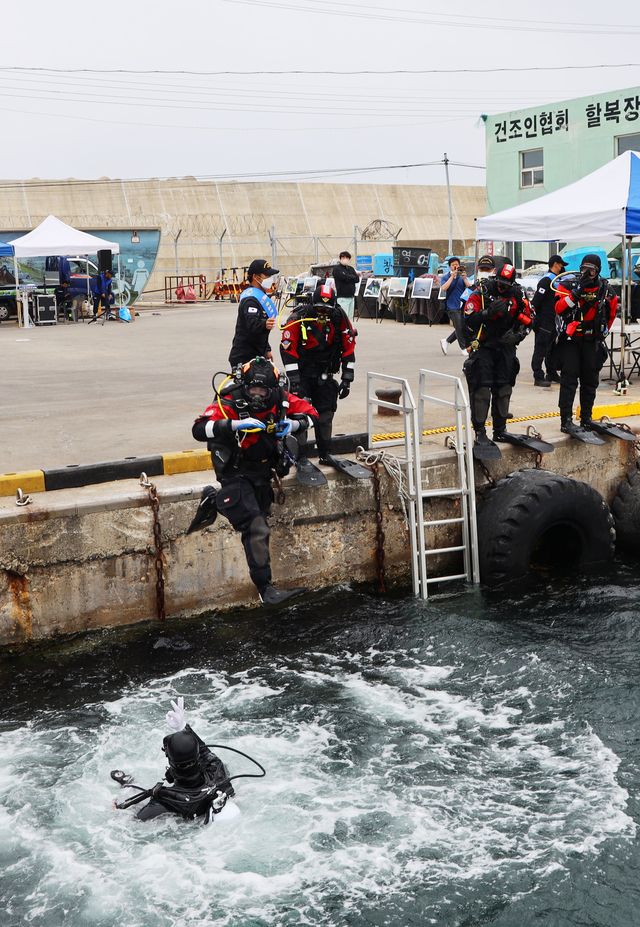 ▲ 강원도 동해시 묵호항에서 동해 해양경찰청, 해군이 물 속에서 폐어구와 폐타이어 등을 수거하고 있다. ⓒLS전선