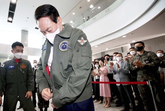 ▲ 윤석열 대통령이 30일 오전 서울 용산구에 위치한 국방부 청사를 찾아 국방부 직원들이 선물안 공군 점퍼를 착용하고 있다. ⓒ대통령실 제공