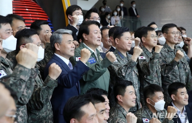 ▲ 윤석열 대통령이 30일 서울 용산구 국방부 청사를 방문해 이종섭 국방부 장관, 원인철 합참의장 등 직원들과 기념촬영하고 있다. ⓒ뉴시스