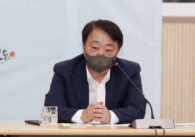 ▲ 한범덕 충북 청주시장이 30일 임시청사 대회의실에서 월간업무보고를 주재하고 있다.ⓒ청주시