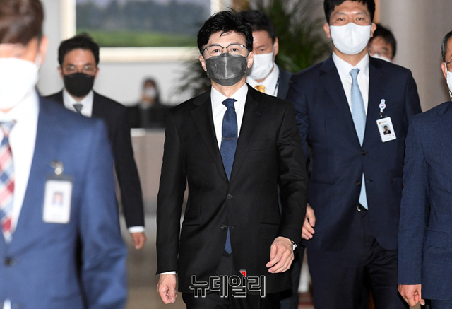 ▲ 한동훈 법무부 장관이 30일 오전 서울 서초구 대법원 대접견실에서 김명수 대법원장을 예방하기 위해 이동하고 있다.ⓒ(사진=공동취재단)