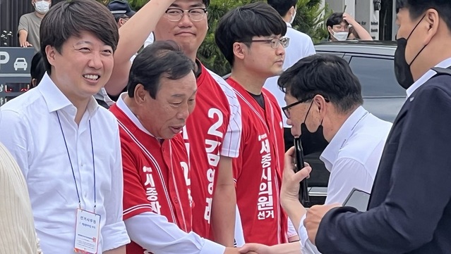 ▲ 국민의힘 이준석 대표가 30일 정부세종청사 앞 거리에서 공무원들에게 인사를 하고 있다.ⓒ최민호 선거 캠프