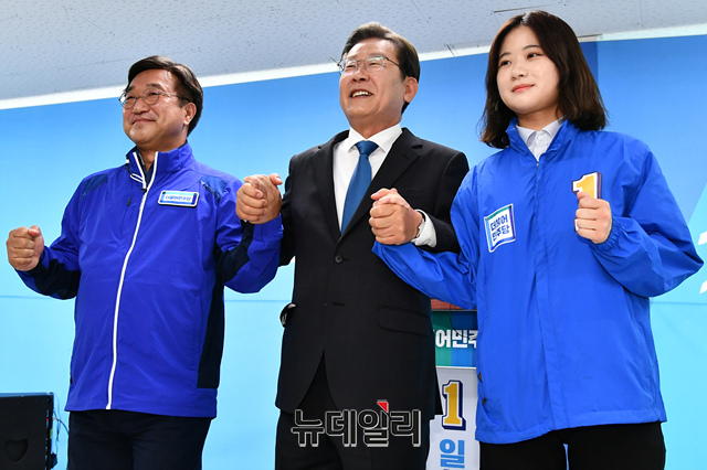 ▲ 이재명 더불어민주당 총괄선대위원장과 윤호중·박지현 공동상임선대위원장이 30일 오전 인천 계양구 이 후보 캠프사무실에서 열린 합동 기자회견을 마치고 손을 잡고 있다.ⓒ이종현 기자