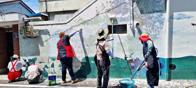 ▲ 영천시평생교육사협회(회장 김동영)는 30일 신박한 벽화예술가 양성반 개강으로 15여 명의 수강생이 참여한 가운데 금호읍 주변 노후화된 벽화 보수작업을 시작해 주민들로부터 큰 호응을 얻었다.ⓒ영천시