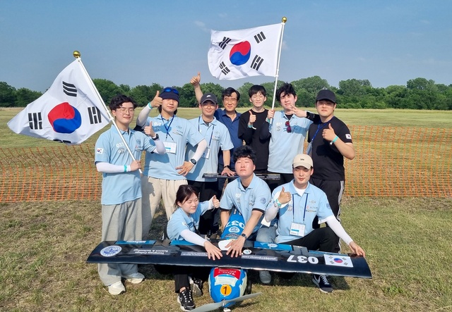 ▲ 영남이공대학교(총장 이재용) 스마트융합기계계열 기계공학과 학생들이 최근 미국 텍사스에서 개최된 국제대학생 항공모빌리티설계경진대회(SAE Aero Design East) 대회에서 한국 최초로 참가해 종합 19위를 차지했다.ⓒ영남이공대