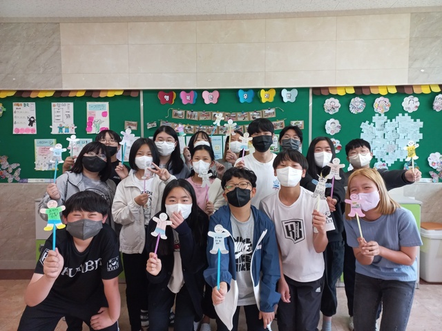 ▲ 경북교육청은 모든 학교의 정상 등교 및 교육활동 일상회복에 맞춰 학생들이 타인을 존중·배려하고 협업·소통하는 인성역량을 함양할 수 있도록 학급(또는 동아리) 단위 ‘자율 인성교육 프로그램’을 지원한다고 밝혔다.ⓒ경북교육청