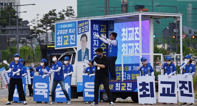 ▲ 교진 세종교육감 후보가 31일 어진동 교차로에서 아침 유세를 하고 있다.ⓒ최교진 선거 캠프