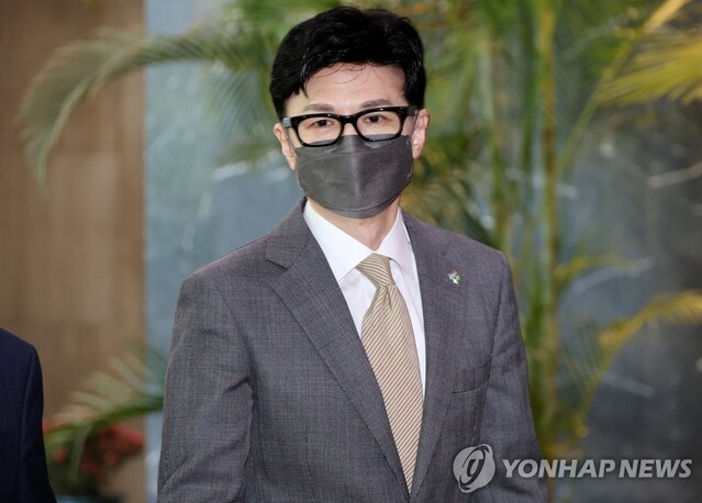 ▲ 한동훈 법무부 장관이 31일 정부서울청사에서 세종청사와 영상으로 연결해 열린 국무회의를 마치고 청사를 나서고 있다. ⓒ연합뉴스