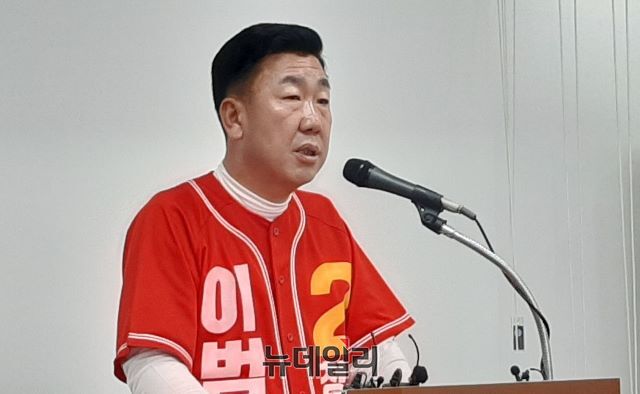▲ 이범석 청주시장 후보가 31일  청주 임시청사 브리핑룸에서 기자회견을 가졌다.ⓒ김동식 기자