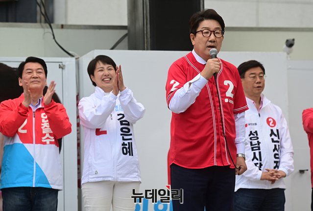 ▲ 권성동 국민의힘 원내대표가 공식 선거운동 마지막 날인 31일 오전 경기 성남시 야탑역에서 열린 경기도 총집결 합동유세에서 지지호소를 하고 있다.ⓒ정상윤 기자