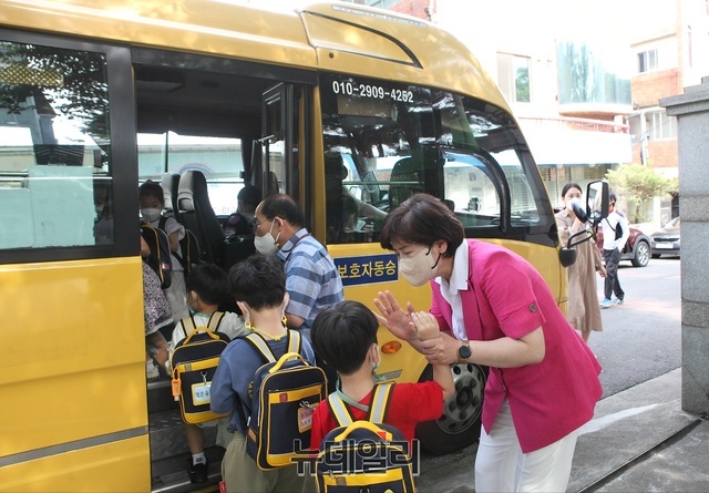 ▲ 강은희 대구시교육감 후보는 선거 유세 마무리로 지난 30일 오후 3시경 달서구 우정유치원을 찾아 원아들의 하원 도우미로 나서 원아들의 안전을 직접 챙겼다.ⓒ뉴데일리