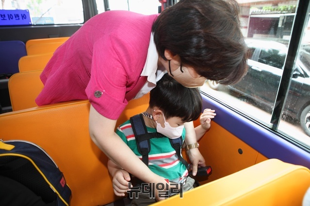 ▲ 강 후보는 유치원 통학버스 하차확인 안전장치, 안전띠 등 안전장치 설치 여부와 정상 작동 여부, 안전운행 기록 작성 및 안전교육 이수 등 안전관리 현황을 꼼꼼히 살폈다.ⓒ뉴데일리