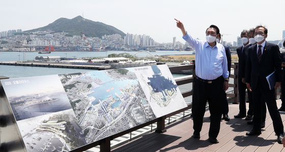 ▲ 윤석열 대통령이 31일 부산 국제여객터미널에서 2030부산엑스포 부지를 둘러보고 있다. ⓒ대통령실 제공