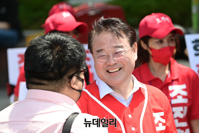 ▲ 31일 조전혁 서울교육감 후보가 유세 현장에서 한 시민과 인사를 나누고 있다. ⓒ강민석 기자