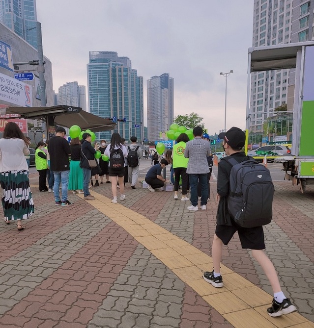 ▲ 충남녹색어머니회원들이 풍성을 나눠주고 있는 모습.ⓒ충남바로세우기연대우리아이지킴이학부모연대