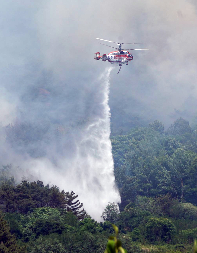 ▲ 31일 오후 경남 밀양시 부북면 춘화리에서 발생한 산불을 산림청 산불진화헬기가 물을 뿌리며 진화하고 있다. ⓒ뉴시스(사진=산림청 제공)