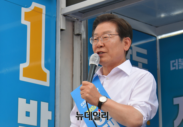 ▲ 이재명 더불어민주당 총괄선대위원장이가 31일 인천시 남동구 모래내 시장에서 열린 인천발전 기자회견에서 발언을 하고 있다. ⓒ이종현 기자