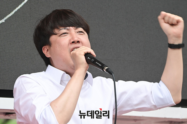 ▲ 이준석 국민의힘 대표가 29일 오후 경기 김포시 사우역에서 열린 김병수 김포시장 후보의 유세에서 지지호소를 하고 있다.ⓒ강민석 기자