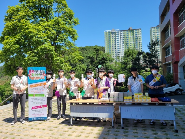 ▲ 경산시(시장 최영조)에서는 ‘제35회 세계 금연의 날’을 맞이하여 지난 23일부터 다음 달 3일까지 금연주간을 설정하여 관내 초·중·고등학교 12개교 및 경산공설시장, 지하철역 3개소 등에서 금연실천 홍보 릴레이 캠페인을 한다고 31일 밝혔다.ⓒ경산시