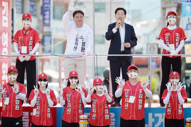▲ 국민의힘 오제세 전 국회의원이 31일 육거리시장 유세에서 김영환 충북지사 후보를 지원하는 유세를 펼치고 있다.ⓒ김영환 후보 선거 캠프