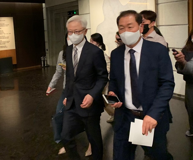 ▲ (왼쪽부터) 경계현 삼성전자 사장(DS부문장), 한종희 삼성전자 부회장(DX부문장). ⓒ이성진 기자