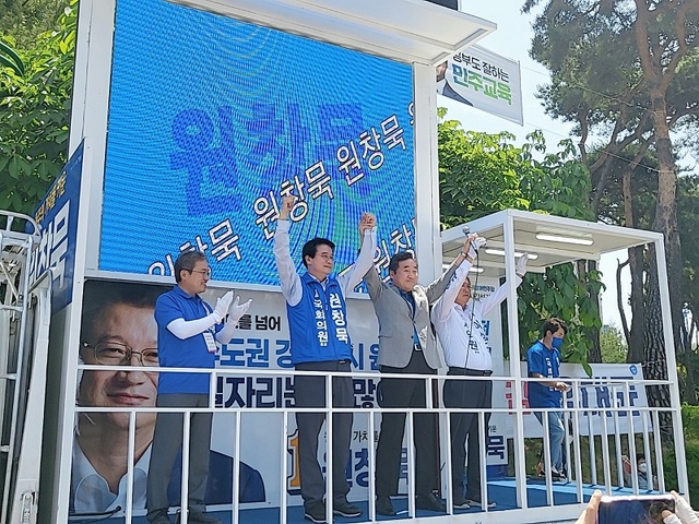 ▲ 원창묵 강원 원주갑 국회의원 후보가 이낙연 전 국무총리와 함께 유세차에 올라 지지자들에게 양 팔을 높이 들어 인사하고 있다.ⓒ원창묵 후보 선거 캠프