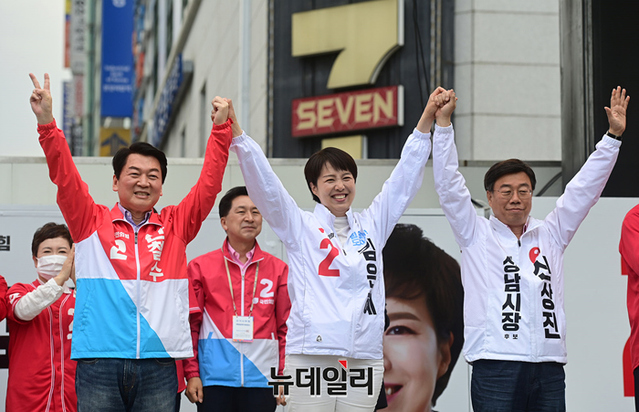 ▲ 안철수 국민의힘 분당갑 국회의원 후보, 김은혜 경기지사 후보, 신상진 성남시장 후보가 공식 선거운동 마지막 날인 지난 31일 오전 경기 성남시 야탑역에서 열린 경기도 총집결 합동유세에서 지지호소를 하고 있다.ⓒ정상윤 기자