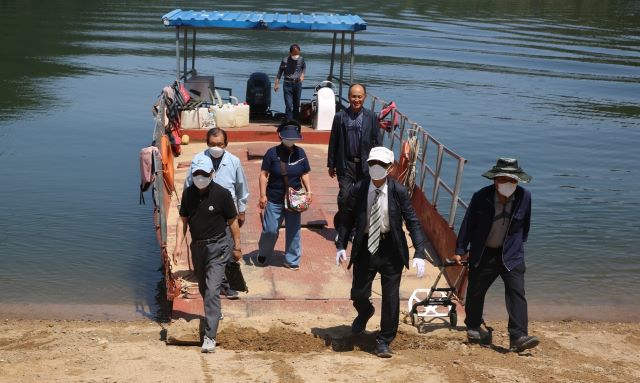 ▲ 대청호 ‘연안마을’인 옥천군 옥천읍 오대리 주민들이 1일 소중한 한 표를 행사하기 위해 철선을 타고 대청호를 건너 선착장에 도착했다.ⓒ옥천군