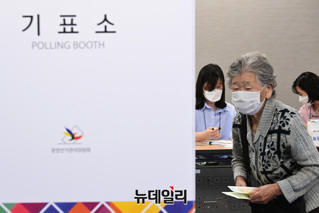 ▲ 제8회 전국동시지방선거일인 1일 오전 서울 금천구 가산동주민센터에 마련된 투표소에서 유권자들이 투표를 하고 있다. ⓒ강민석 기자