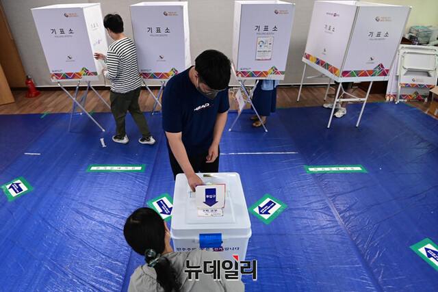 ▲ 제8회 전국동시지방선거일인 1일 오전 서울 금천구 가산동주민센터에 마련된 투표소에서 유권자들이 투표를 하고 있다. ⓒ강민석 기자