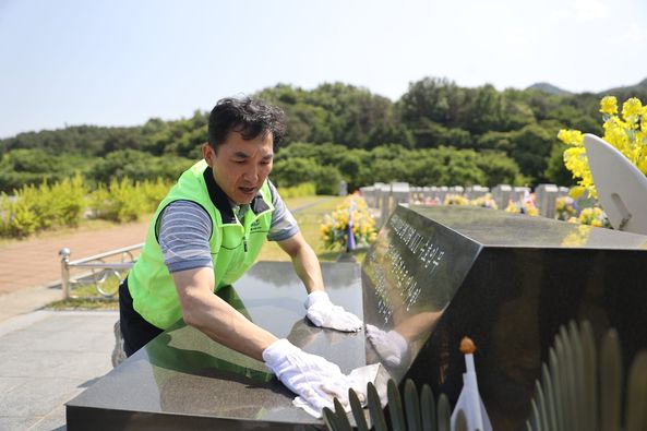 ▲ 박민식 국가보훈처장이 지난달 31일 오후 국립대전현충원 내 천안함 전사자 묘역과 연평도 포격 전사자 묘역 정화 작업을 하고 있다. ⓒ 최원일 전 함장 페이스북