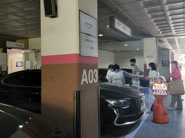 ▲ 경기도 성남시 분당구 수내동에 위치한 선거 투표소에서 시민들이 투표를 위해 줄을 서 있다. ⓒ안선진 기자.