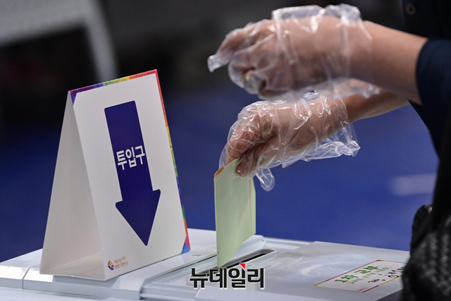 ▲ 제8회 전국동시지방선거일인 1일 오전 서울 금천구 가산동주민센터에 마련된 투표소에서 유권자들이 투표를 하고 있다.ⓒ강민석 기자