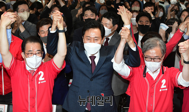 ▲ 오세훈 국민의힘 서울시장 후보가 1일 서울 중구 한국프레스센터에 마련된 캠프 사무실에서 관계자들과 손을 들어올리고 있다.ⓒ이종현 기자